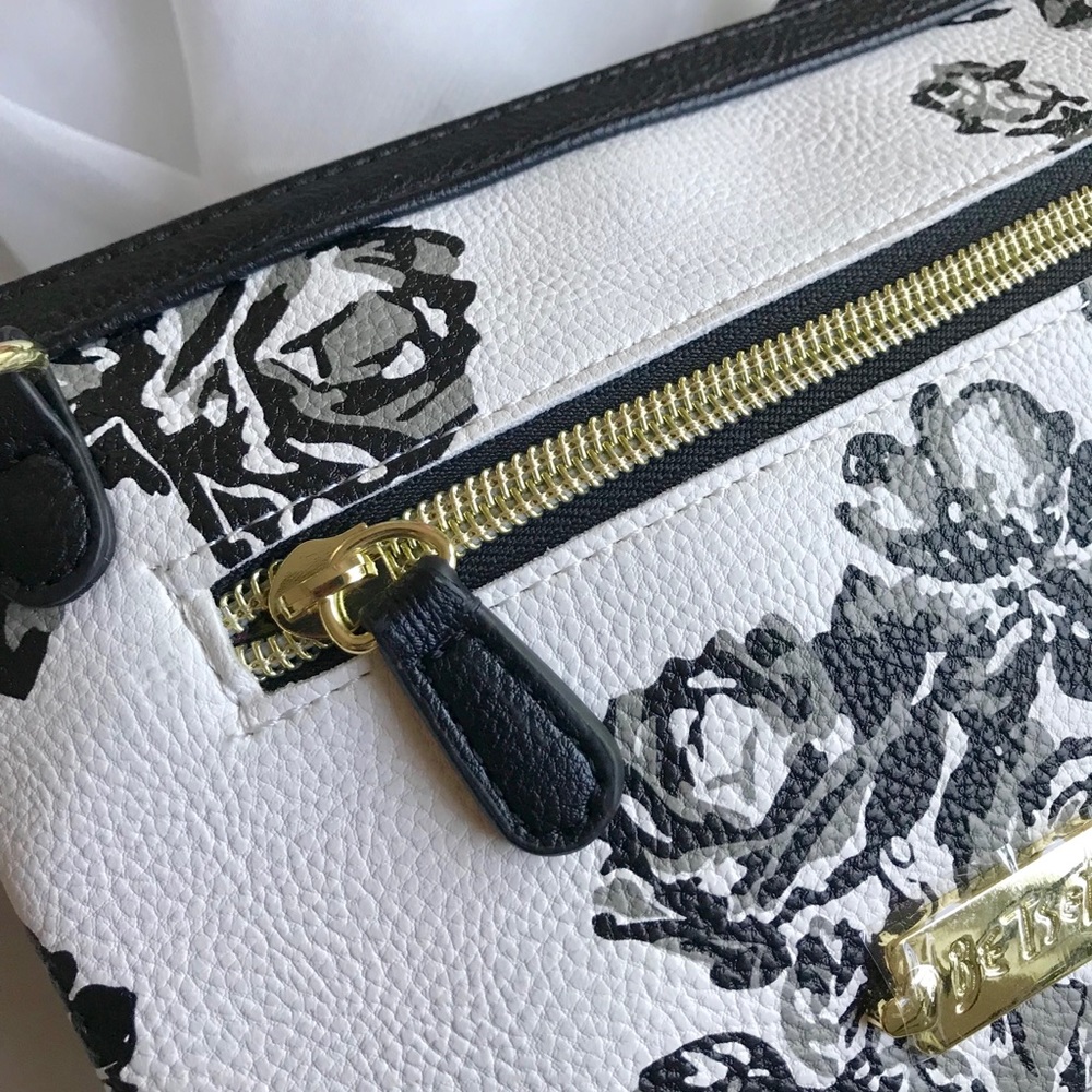 Betsey Johnson Bow Crossbody Wristlet Bag Purse - Picture 6 of 7